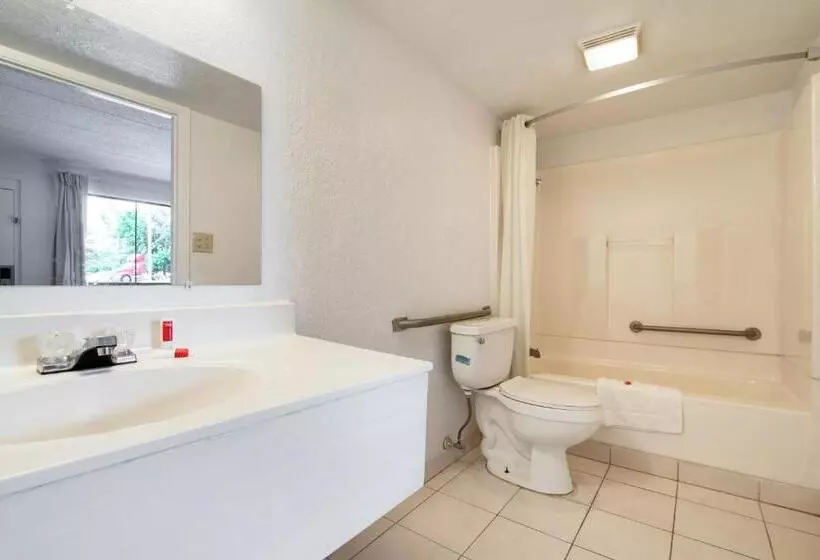 هتل Day S Inn & Suites By Wyndham Indianapolis Airport East