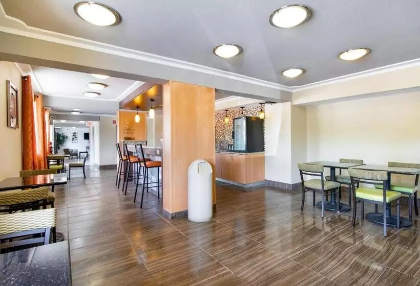 هتل Day S Inn & Suites By Wyndham Indianapolis Airport East