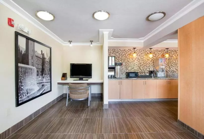 هتل Day S Inn & Suites By Wyndham Indianapolis Airport East