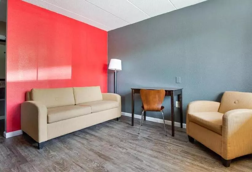هتل Day S Inn & Suites By Wyndham Indianapolis Airport East