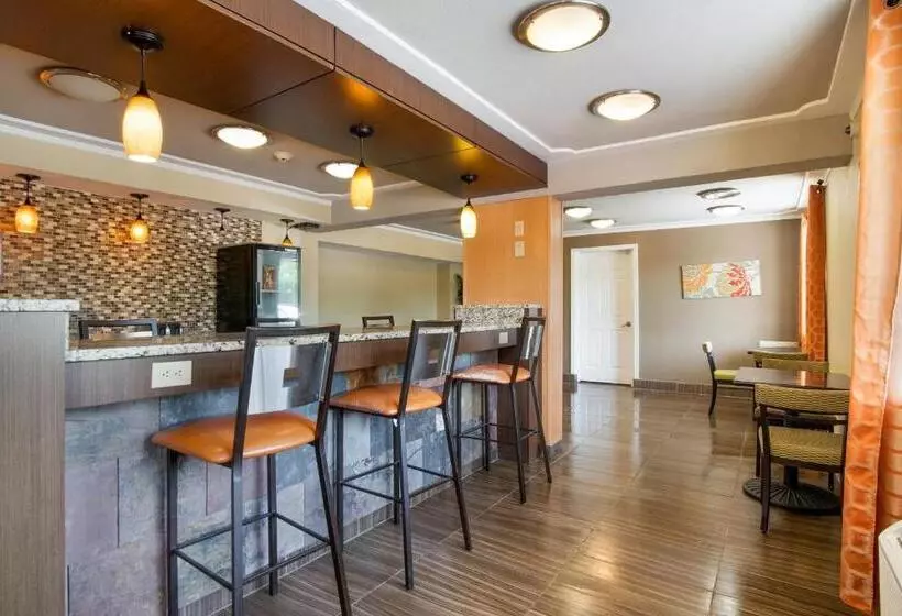 هتل Day S Inn & Suites By Wyndham Indianapolis Airport East