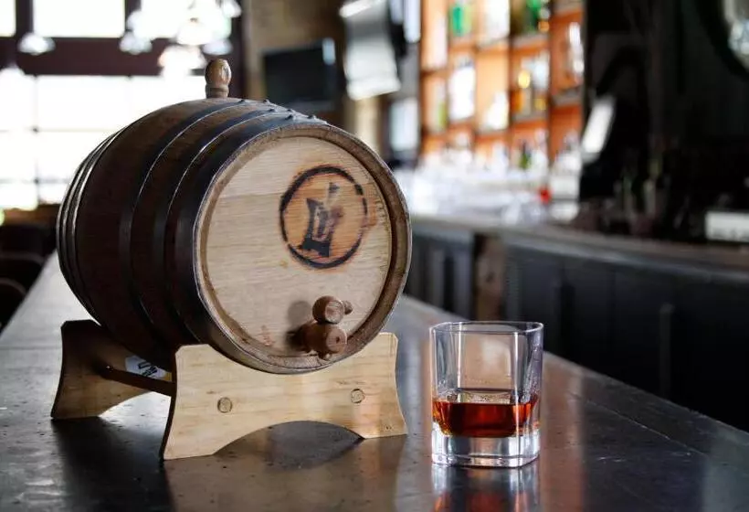 هتل The Iron Horse