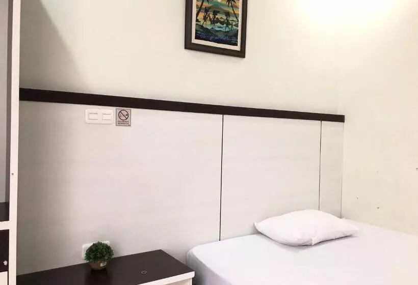 Hotelli Reddooz Plus At Ininnawa Homestay Syariah Palu