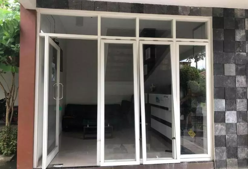 Hotelli Reddooz Plus At Ininnawa Homestay Syariah Palu