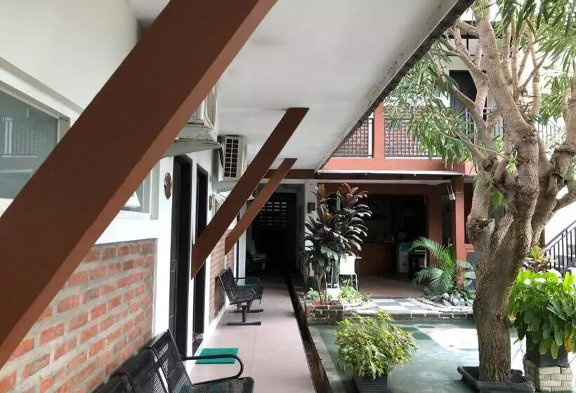 Hotelli Reddooz Plus At Ininnawa Homestay Syariah Palu