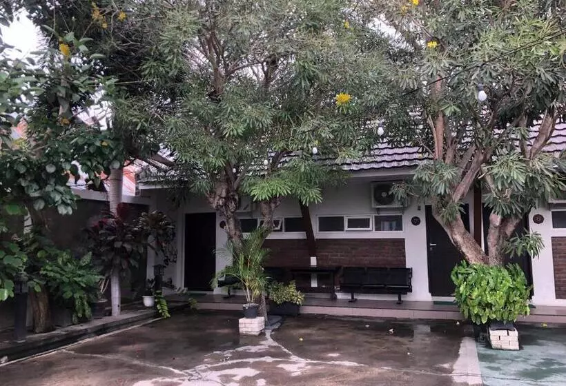 Hotelli Reddooz Plus At Ininnawa Homestay Syariah Palu