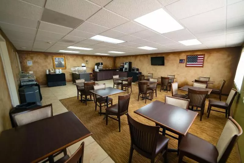 호텔 Angel Inn Near Imax, A Travelodge By Wyndham