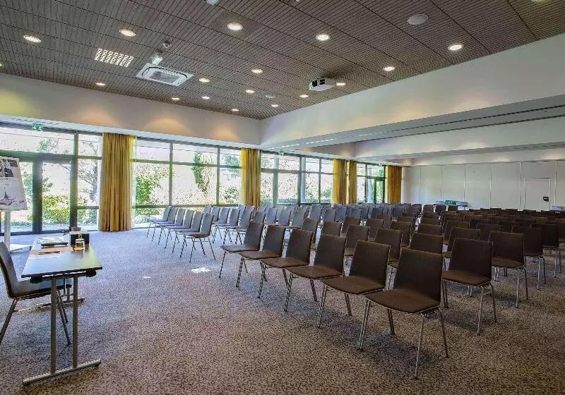 Отель Mercure Toulouse Aéroport Golf De Seilh