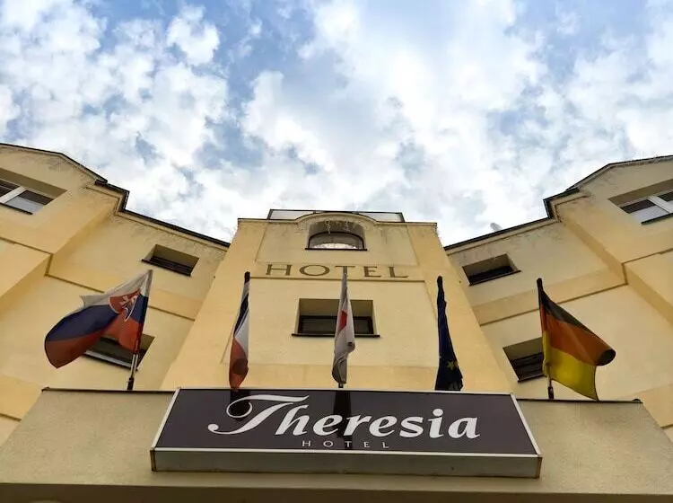 فندق Theresia