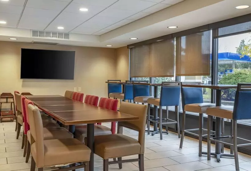 هتل Comfort Inn University