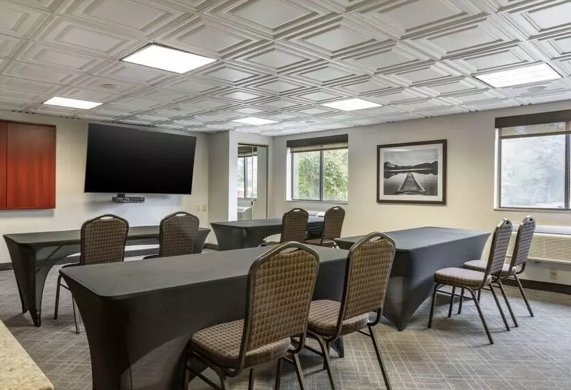 هتل Comfort Inn University