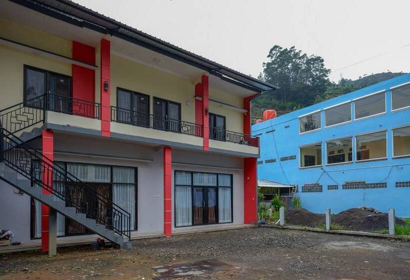 בית מלון כפרי Reddoorz @ Gerbang Dieng Plateau Area