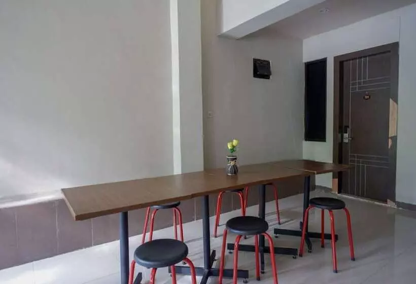 ペンション Reddoorz Plus @ Cameloan Hotel Palu