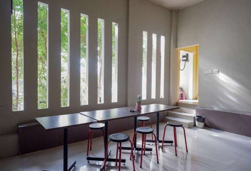 بنسيون Reddoorz Plus @ Cameloan Hotel Palu