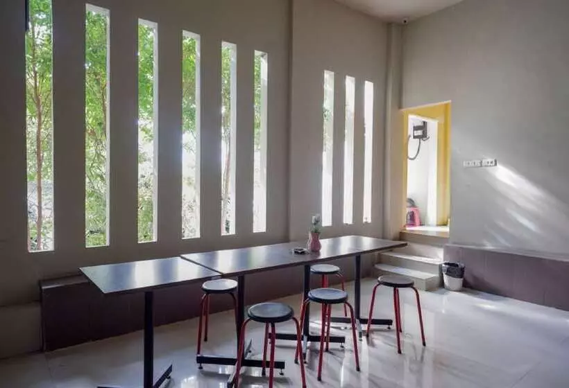 ペンション Reddoorz Plus @ Cameloan Hotel Palu