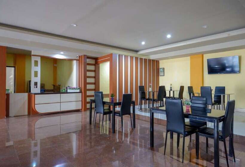 بنسيون Reddoorz Plus @ Cameloan Hotel Palu