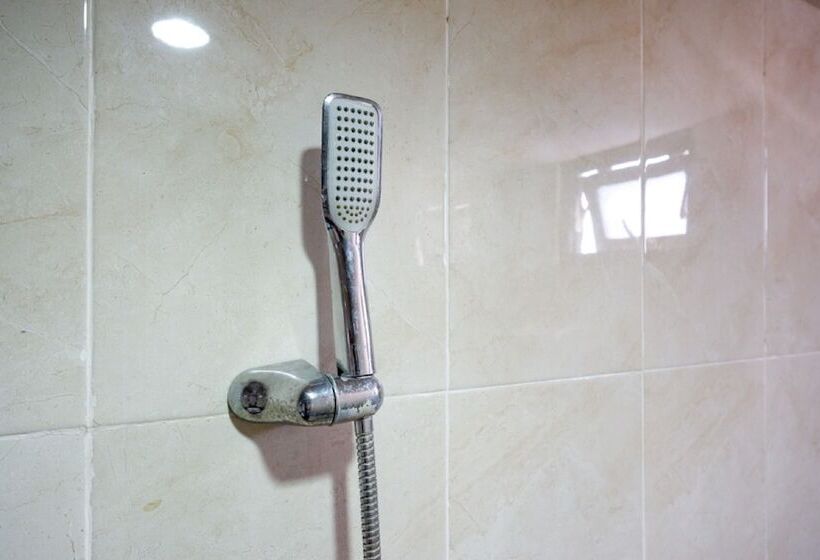 بنسيون Reddoorz Plus @ Cameloan Hotel Palu