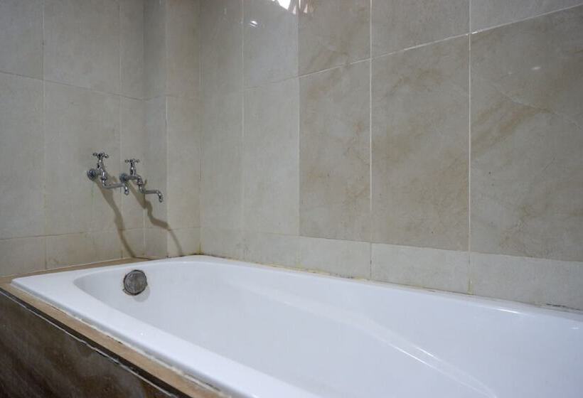 بنسيون Reddoorz Plus @ Cameloan Hotel Palu