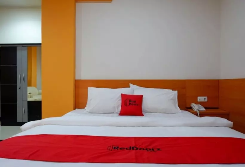 ペンション Reddoorz Plus @ Cameloan Hotel Palu