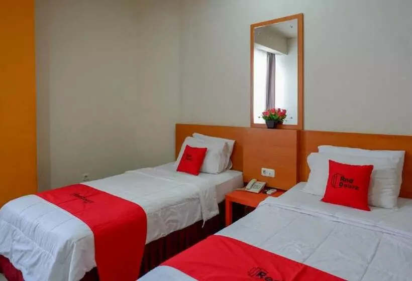 ペンション Reddoorz Plus @ Cameloan Hotel Palu