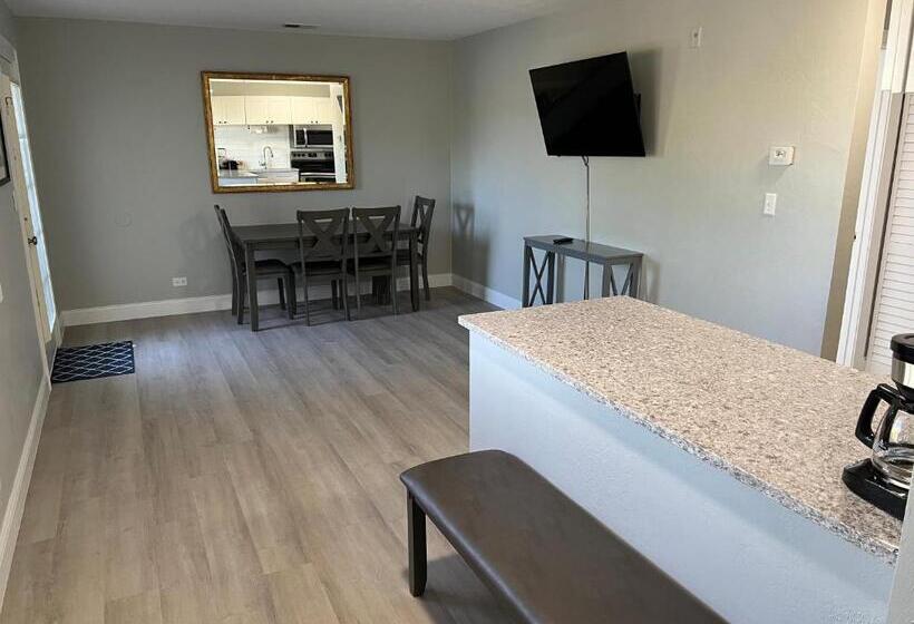 Отель Marco Island Lakeside Inn