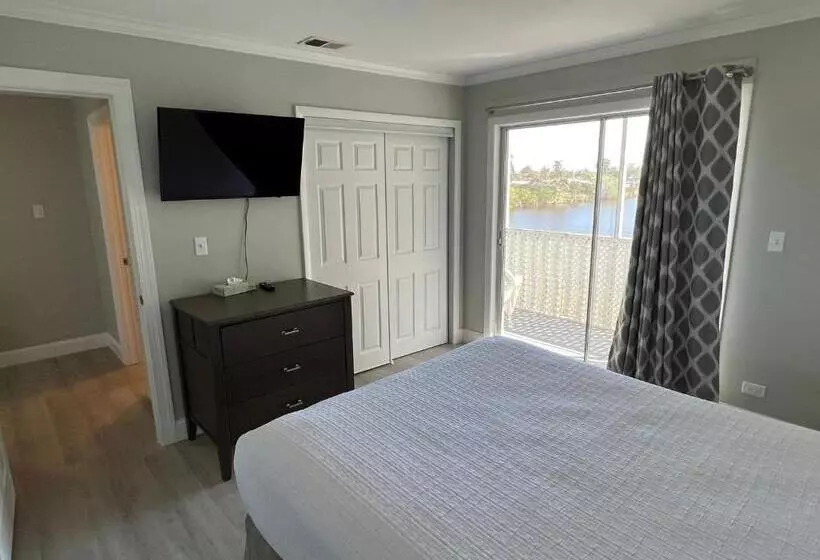 Отель Marco Island Lakeside Inn