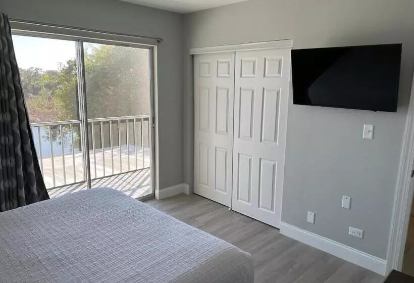 Отель Marco Island Lakeside Inn