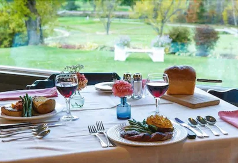 فندق Town & Country Inn & Resort