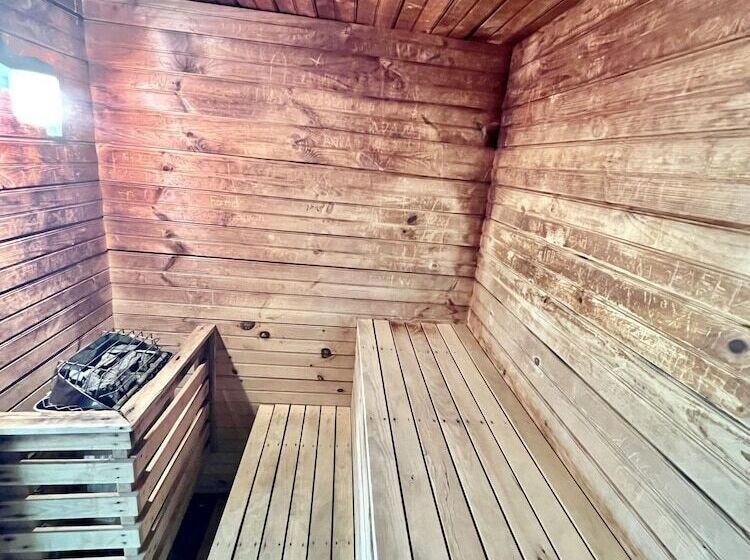 فندق Town & Country Inn & Resort