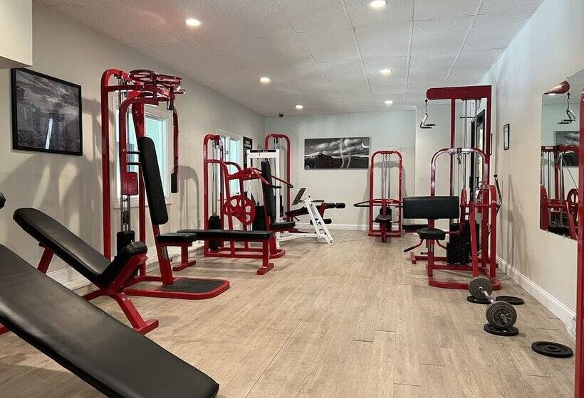 فندق Town & Country Inn & Resort