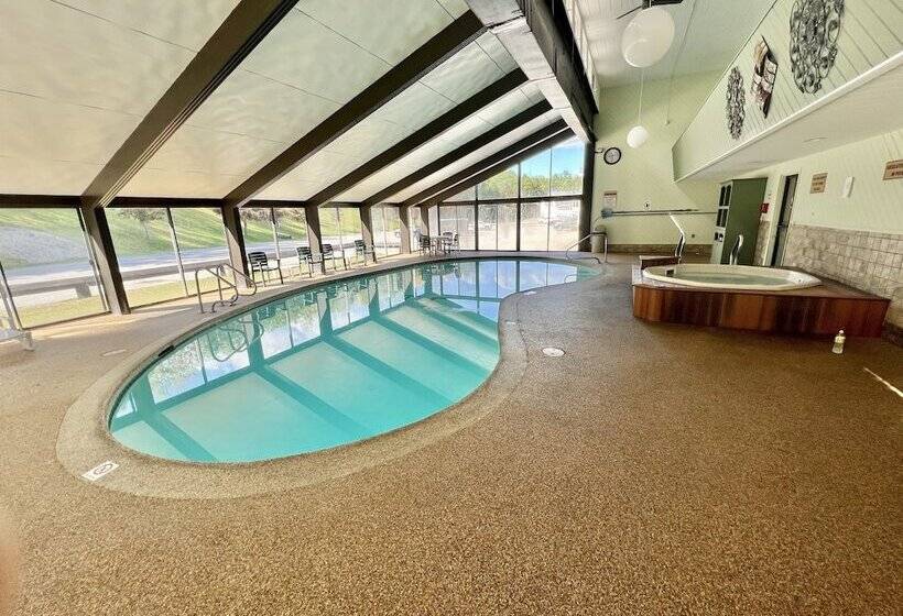 فندق Town & Country Inn & Resort