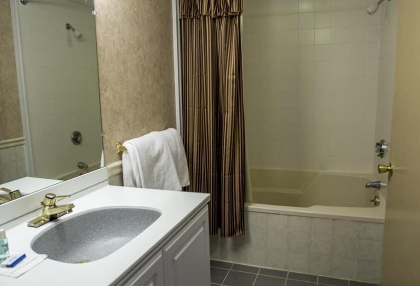 فندق Town & Country Inn & Resort