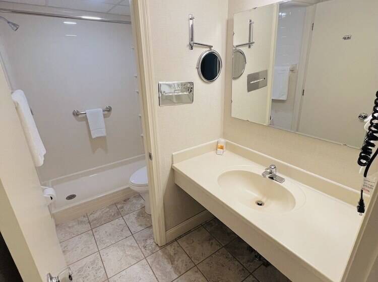 فندق Town & Country Inn & Resort