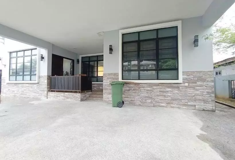 ホテル Oyo 90203 Emma Sukma Homestay