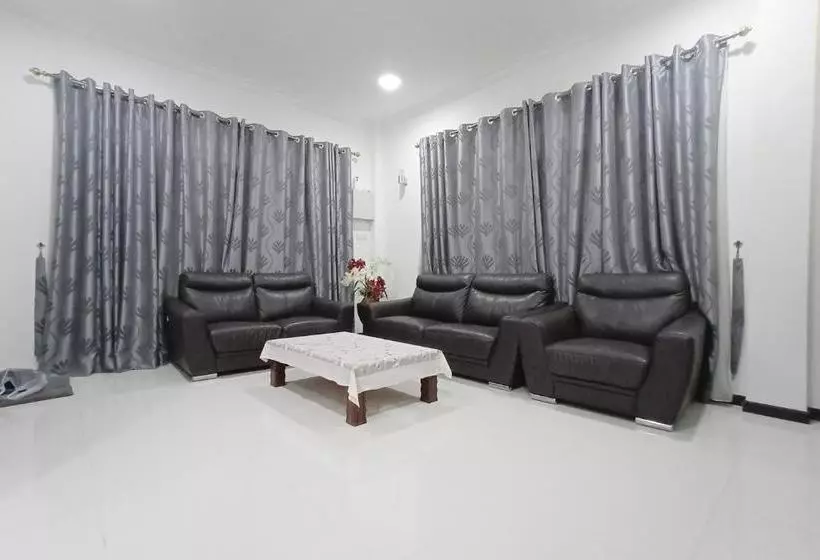 ホテル Oyo 90203 Emma Sukma Homestay