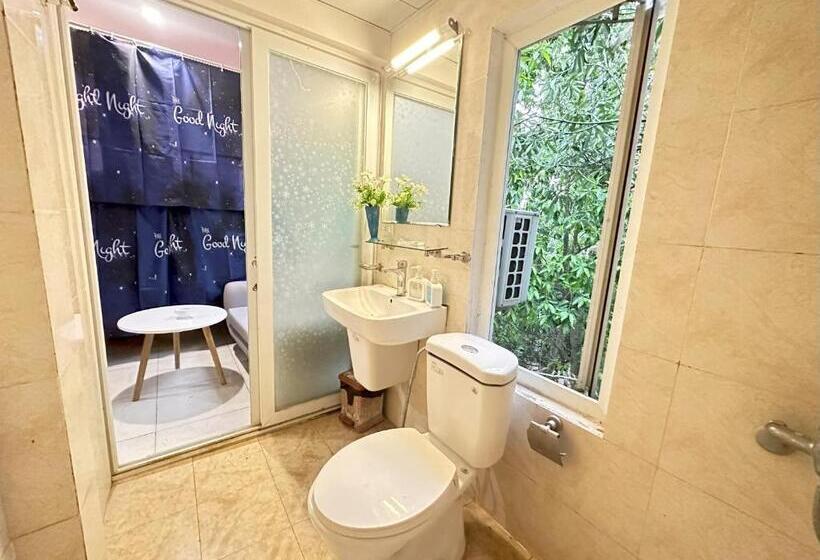 هتل The Lakeview  West Lake Lotus Apartments