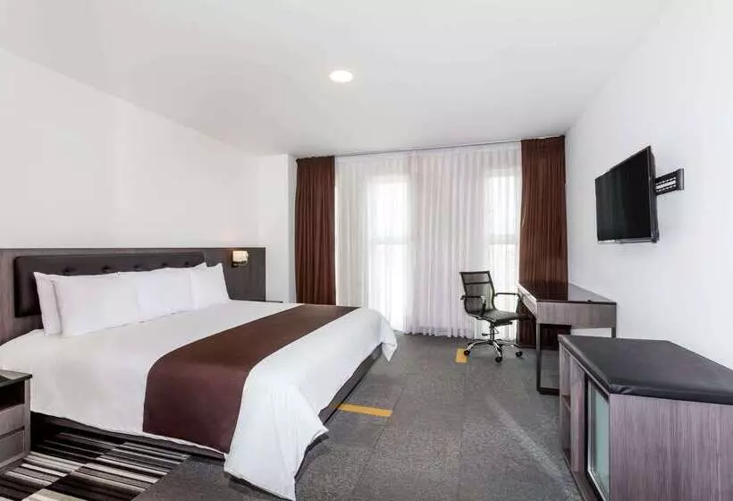 هتل Costa Del Sol Wyndham Lima Airport