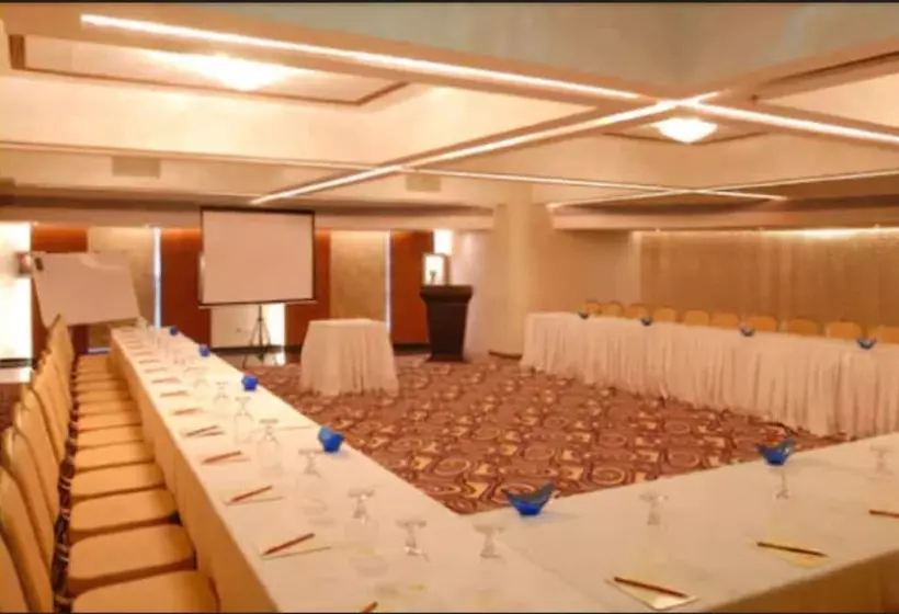 Hotel Peninsula Grand