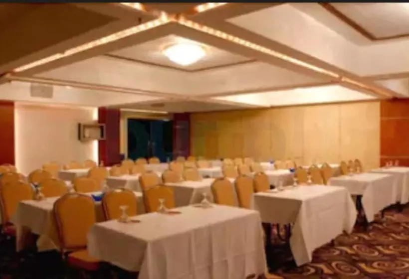 Hotel Peninsula Grand