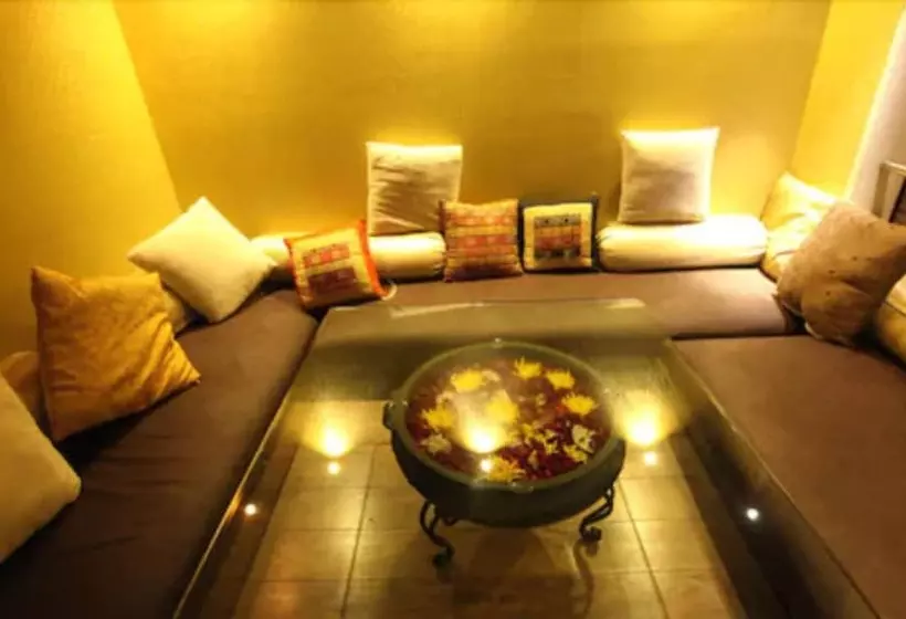 Hotel Peninsula Grand