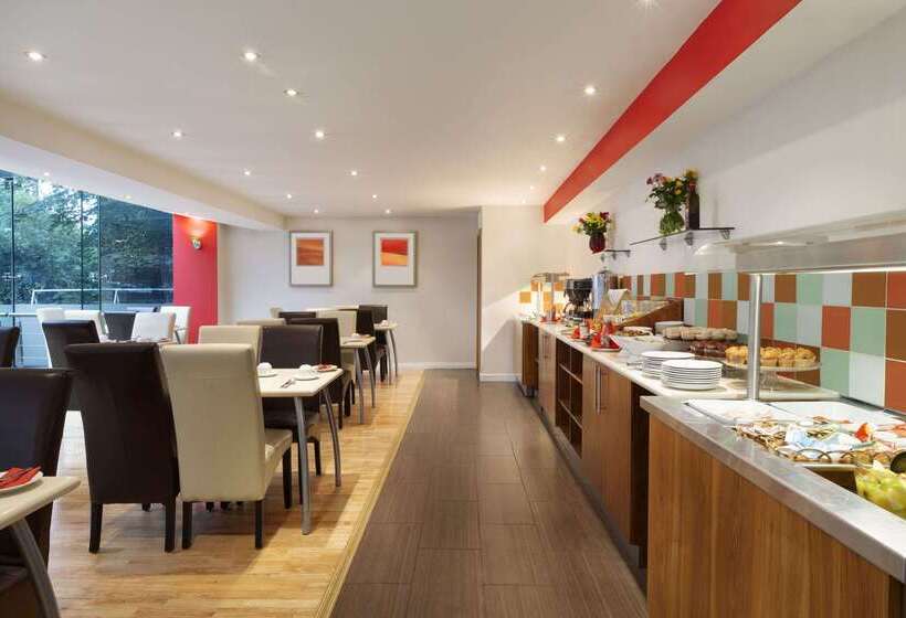 בית מלון כפרי Ramada By Wyndham Hounslow  Heathrow East