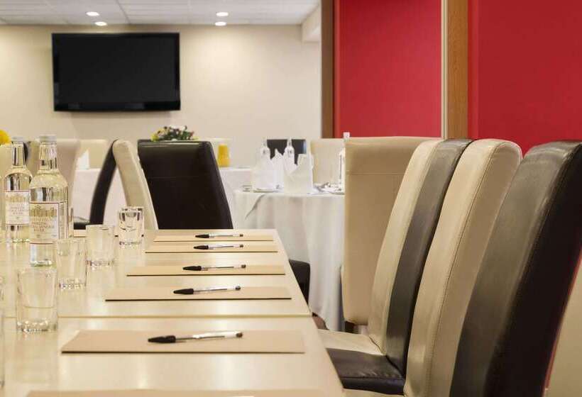 בית מלון כפרי Ramada By Wyndham Hounslow  Heathrow East