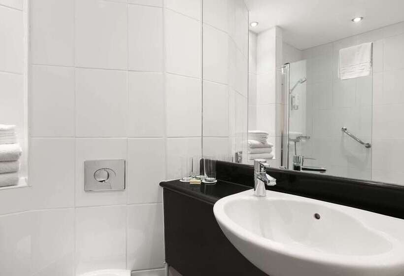 בית מלון כפרי Ramada By Wyndham Hounslow  Heathrow East