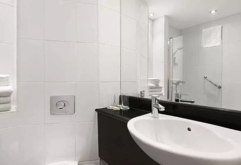 Hotel Ramada By Wyndham Hounslow  Heathrow East