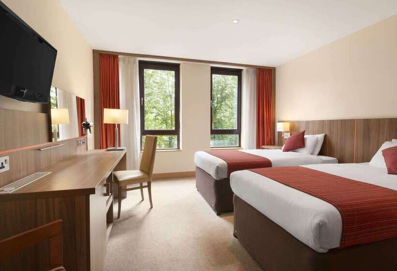 בית מלון כפרי Ramada By Wyndham Hounslow  Heathrow East