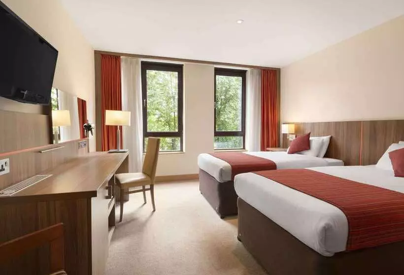 Hotel Ramada By Wyndham Hounslow  Heathrow East
