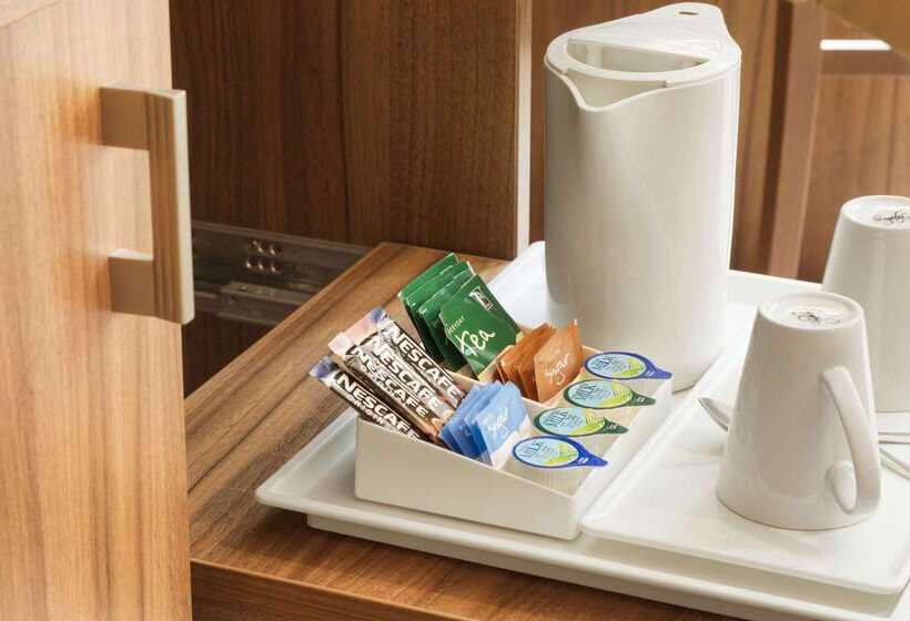 בית מלון כפרי Ramada By Wyndham Hounslow  Heathrow East