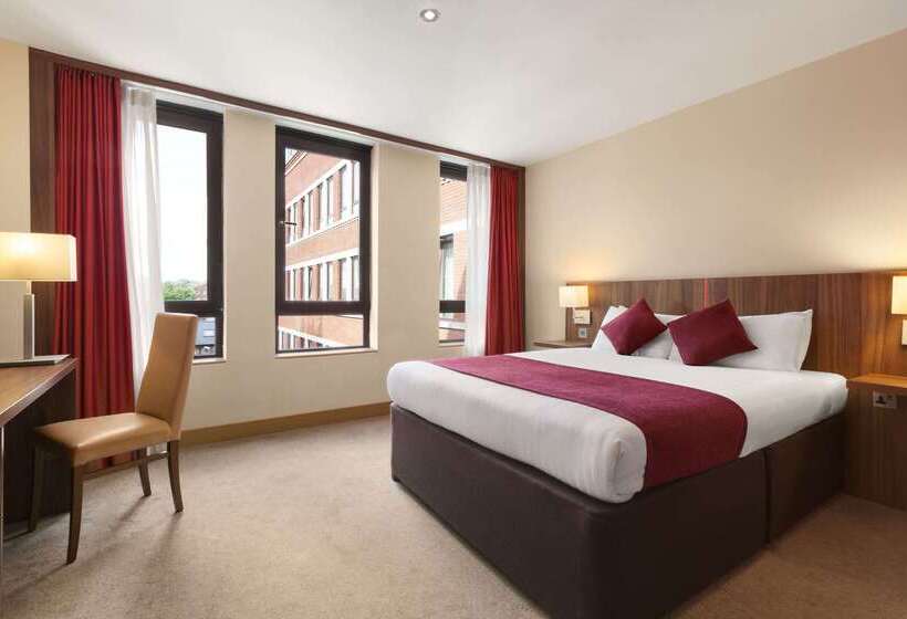 בית מלון כפרי Ramada By Wyndham Hounslow  Heathrow East