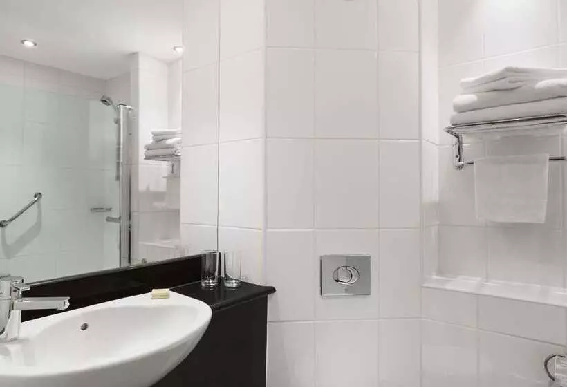 Hotel Ramada By Wyndham Hounslow  Heathrow East