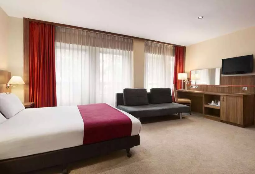 Hotel Ramada By Wyndham Hounslow  Heathrow East
